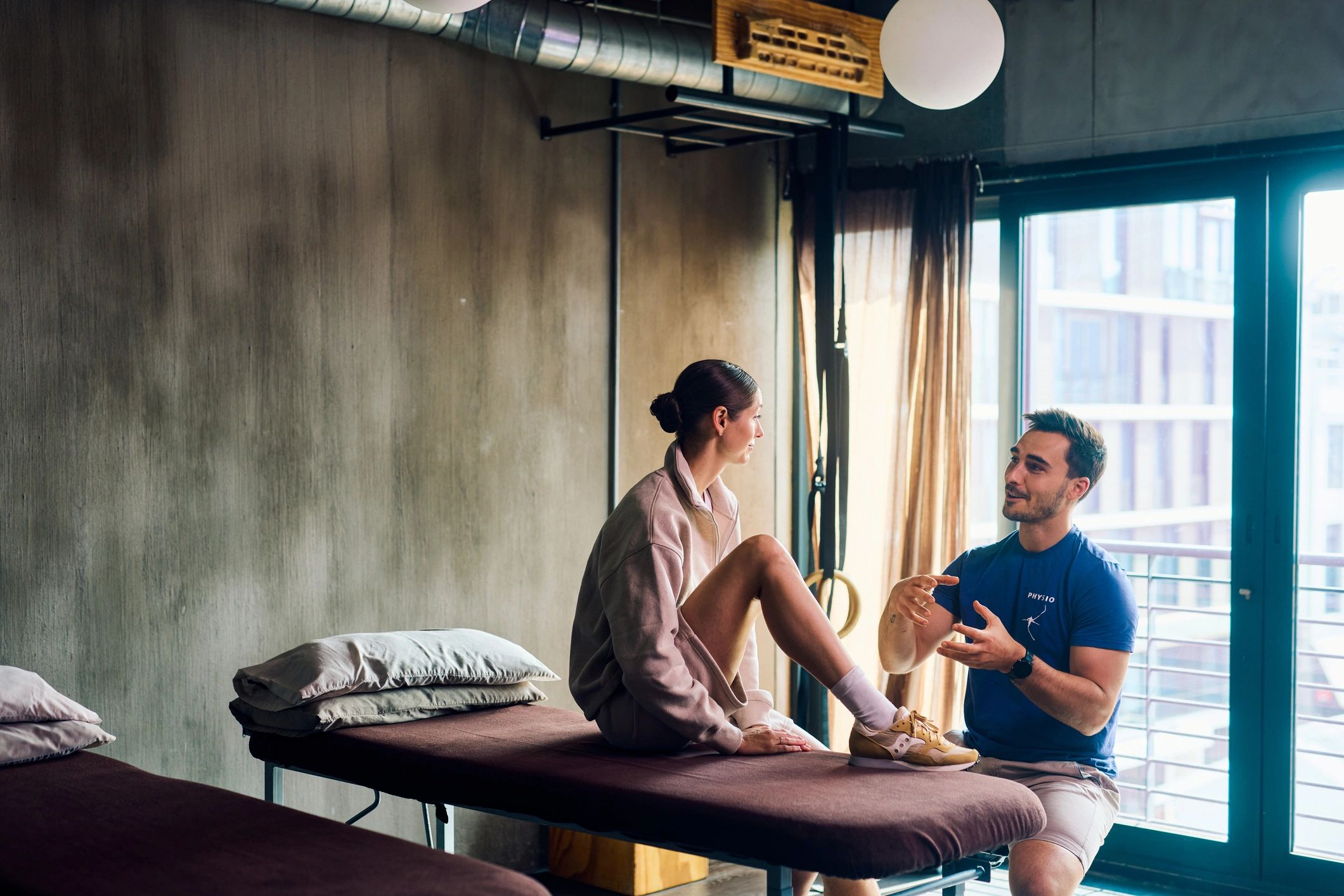 Patient consultation for musculoskeletal care in a modern clinic